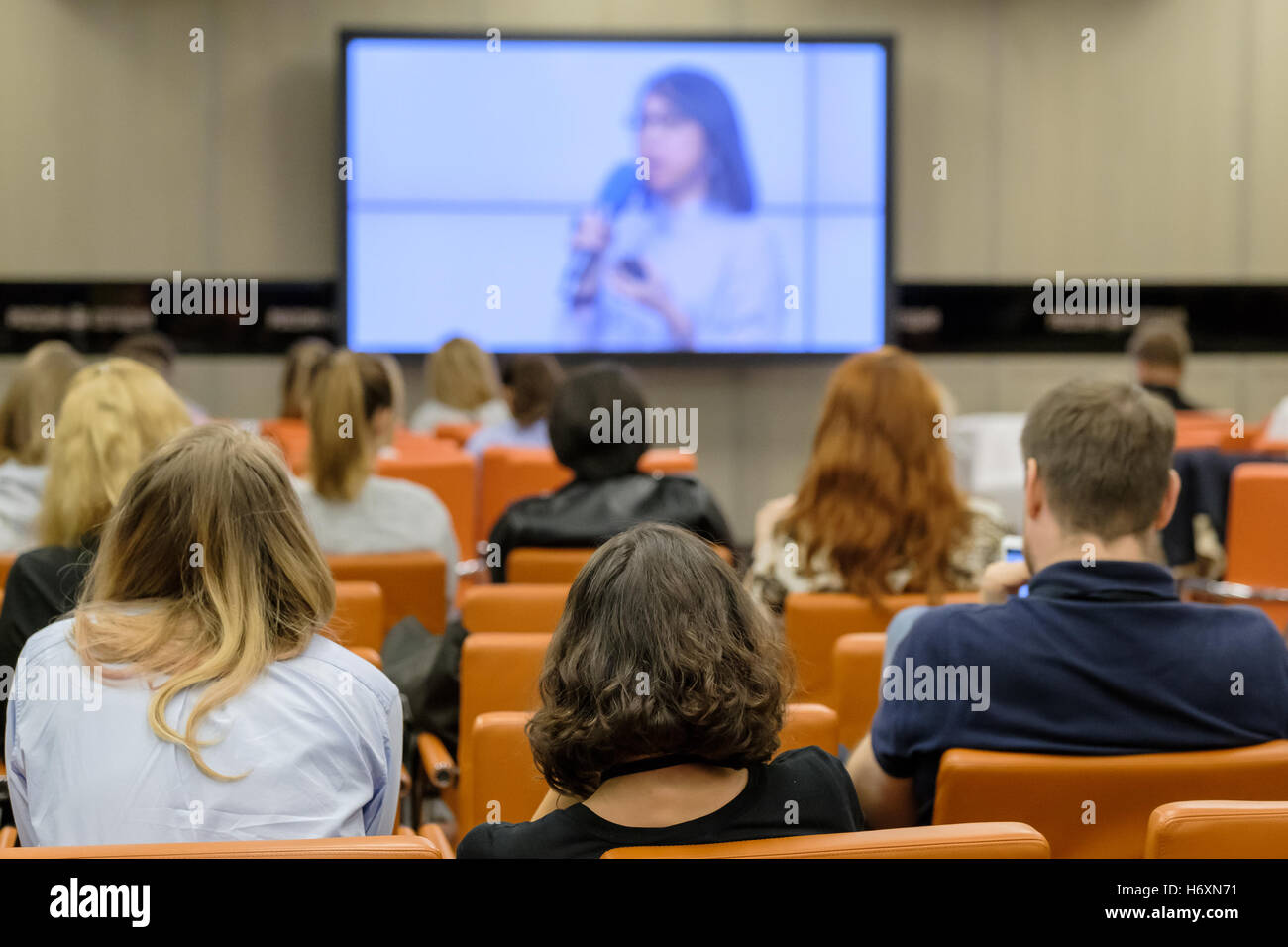 People listening to a speaker hi-res stock photography and images - Alamy