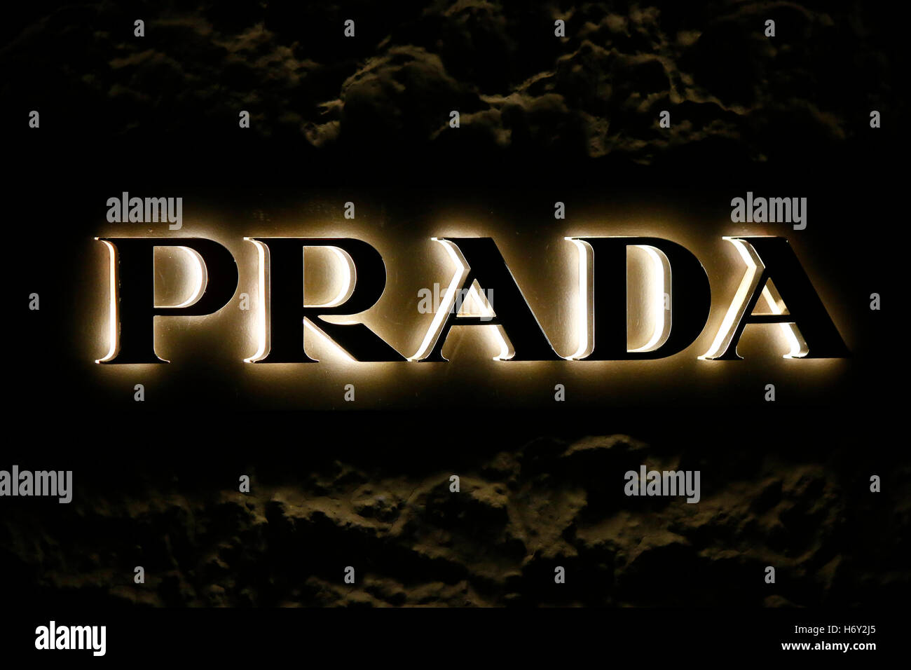 das Logo der Marke "Prada", Berlin Stock Photo - Alamy