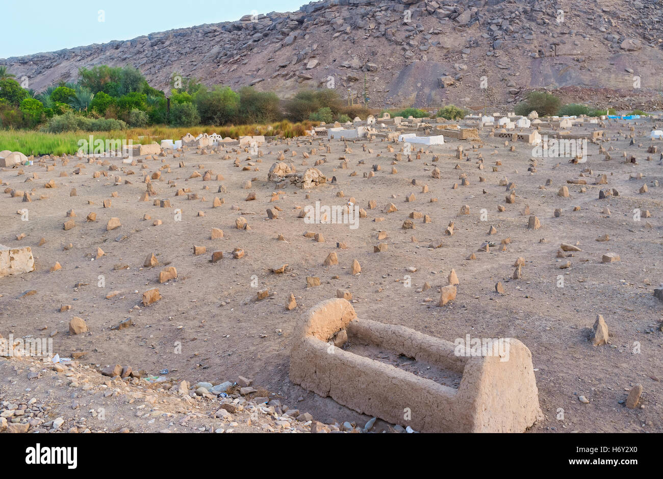 All the graves in muslim cemetery placed at right angles to Mecca, Nagaa Al Khalasab, Upper