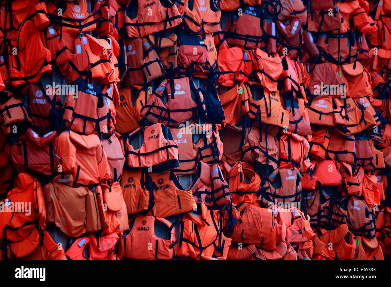 eine Politik-Installation des chinesischen Kuenstlers Ai Weiwei zur Fluechtlingsproblematik mit Rettungswesten der Firma 'Yamaha Stock Photo