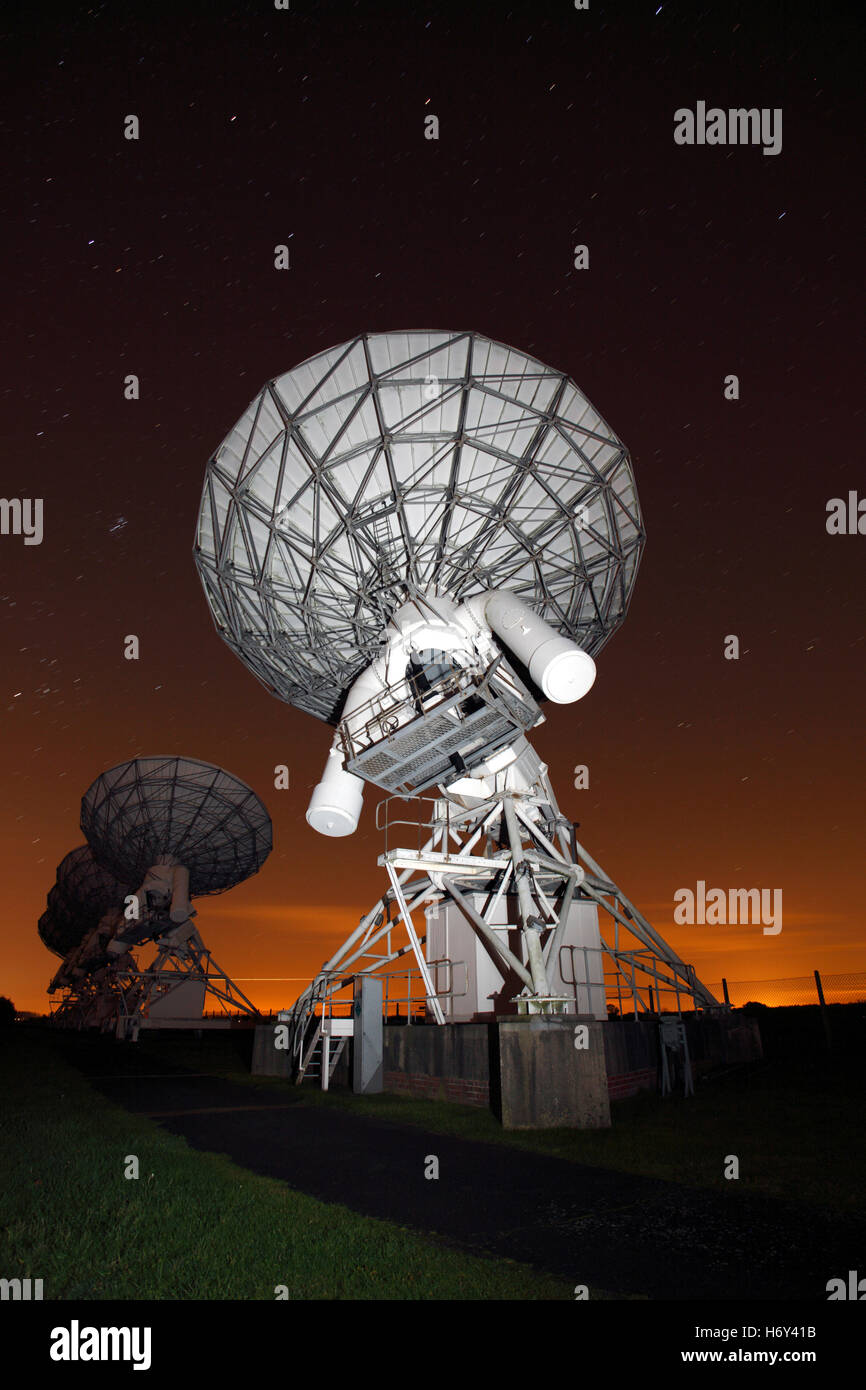 The Arcminute microkelvin imager array at The Mullard Radio Observatory Lord's Bridge Cambridge at night Stock Photo