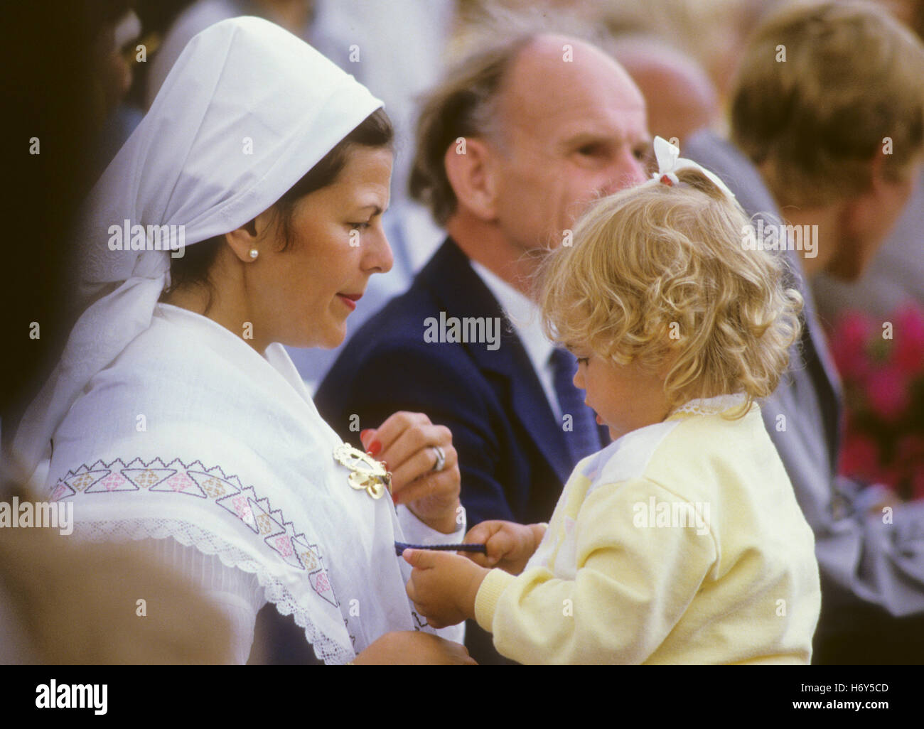 queen-silvia-in-costume-with-princess-madeleine-to-celebrate-crown-H6Y5CD.jpg
