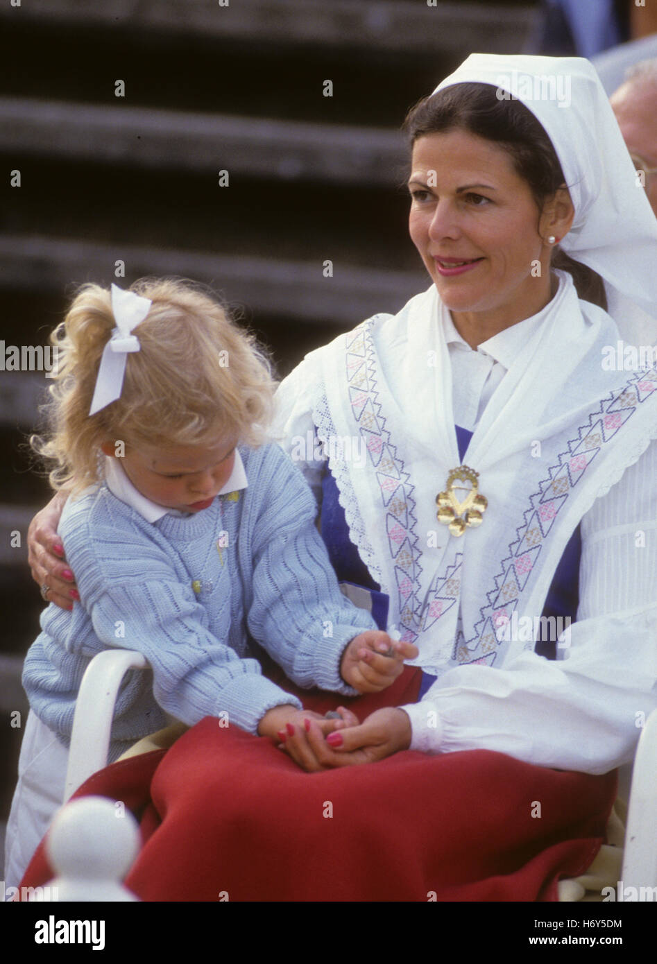 queen-silvia-in-costume-with-princess-madeleine-to-celebrate-crown-H6Y5DM.jpg