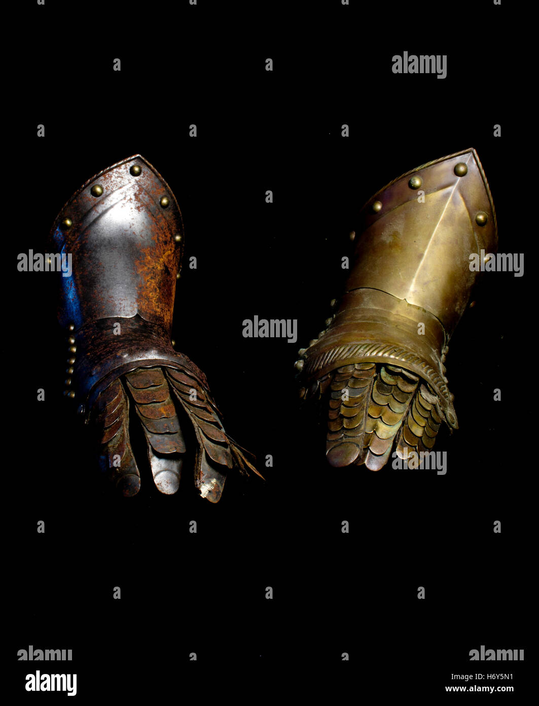 Suit of Armour Gauntlet Hand Stock Photo - Alamy