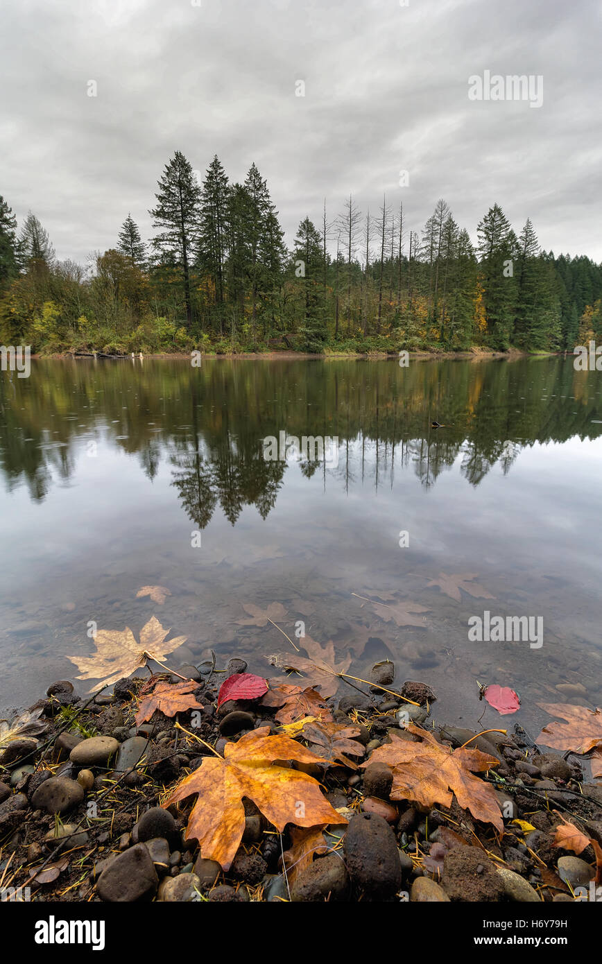 Round Lake at Lacamas Park in  Washington State during fall season on a rainy day Stock Photo