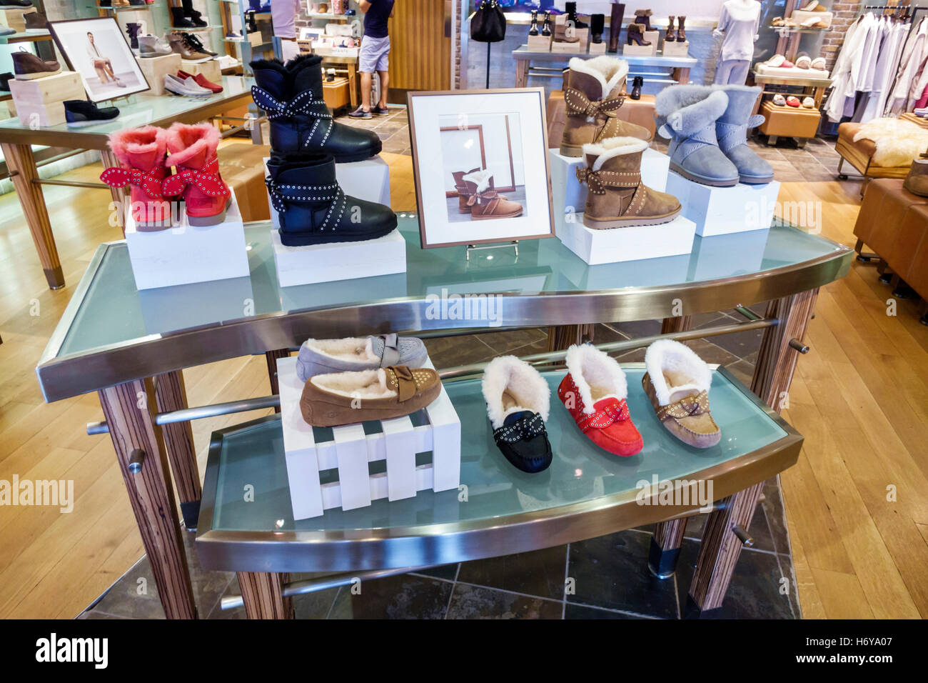 Shoe store hi-res stock photography and images - Alamy