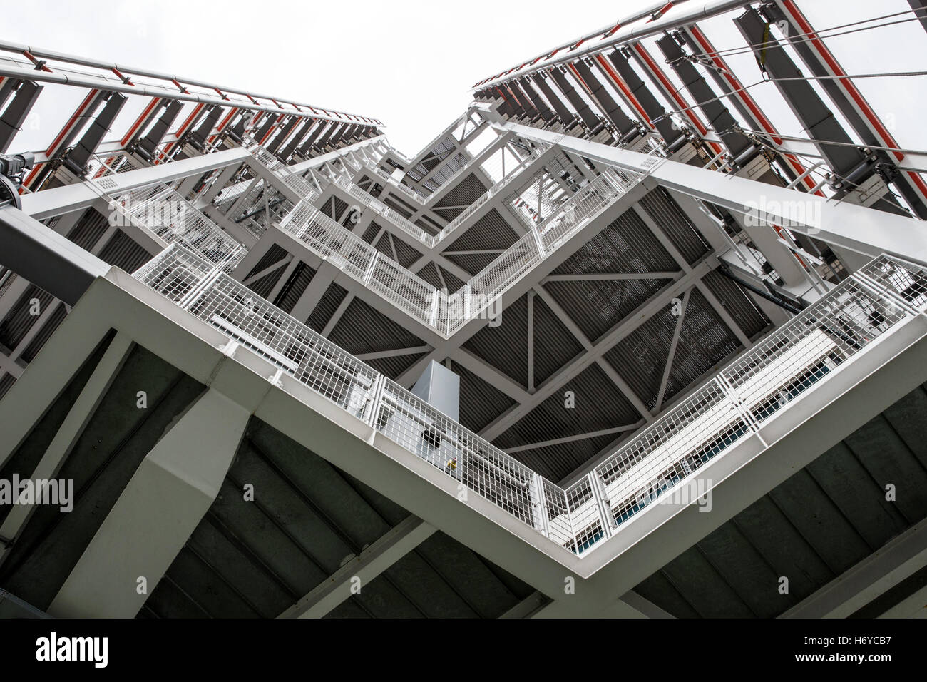 Pinnacle of the shard hi-res stock photography and images - Alamy