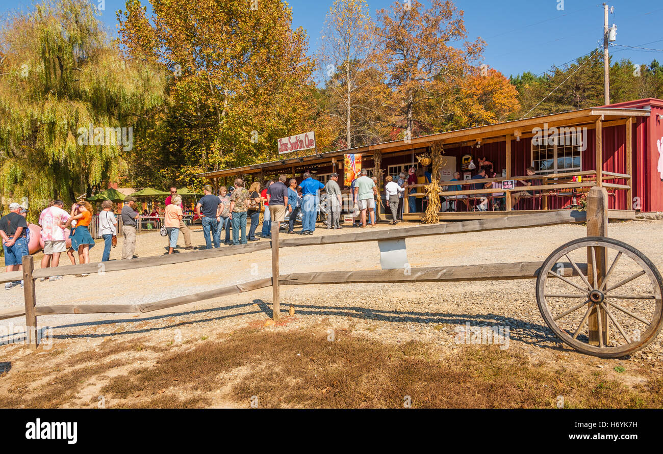 Long 'worth-the-wait' lines are common at the legendary Jim's Smokin' Que hickory pit Bar-B-Que restaurant in Blairsville, GA. Stock Photo