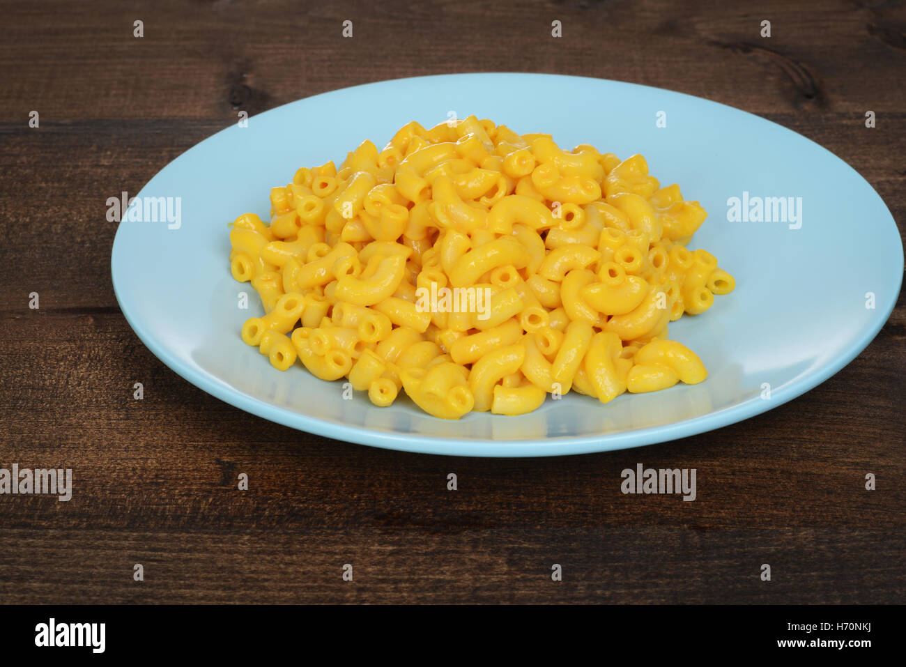 macaroni and cheese on blue plate Stock Photo