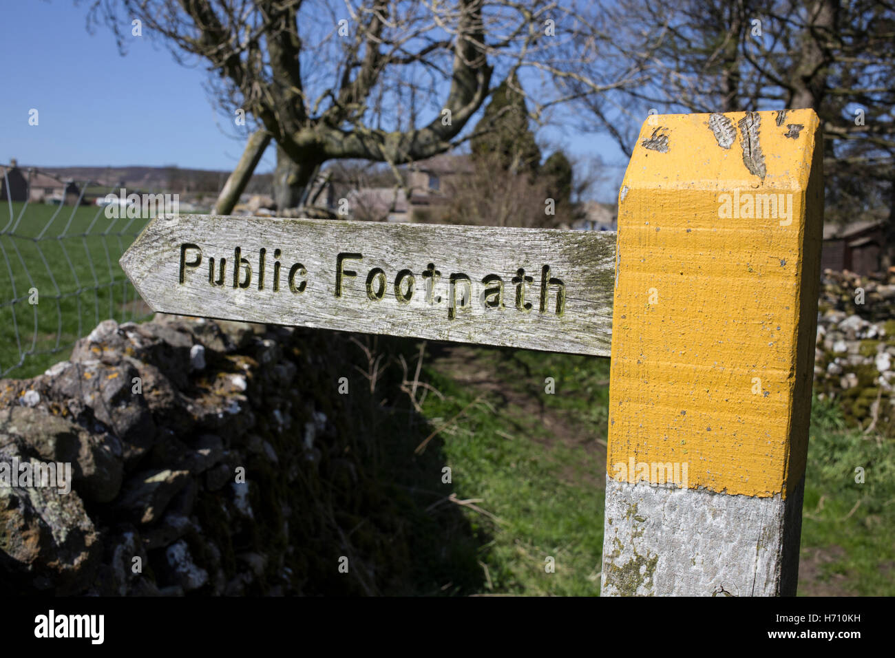 Gates and Footpaths in Coverdale, Yorkshire Dales Public Footpath sign Stock Photo