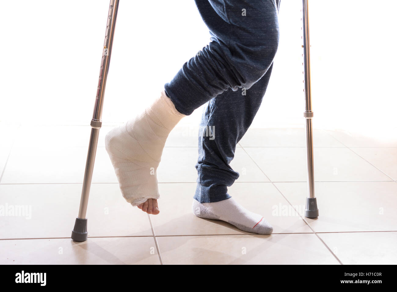 Broken leg crutches hires stock photography and images Alamy