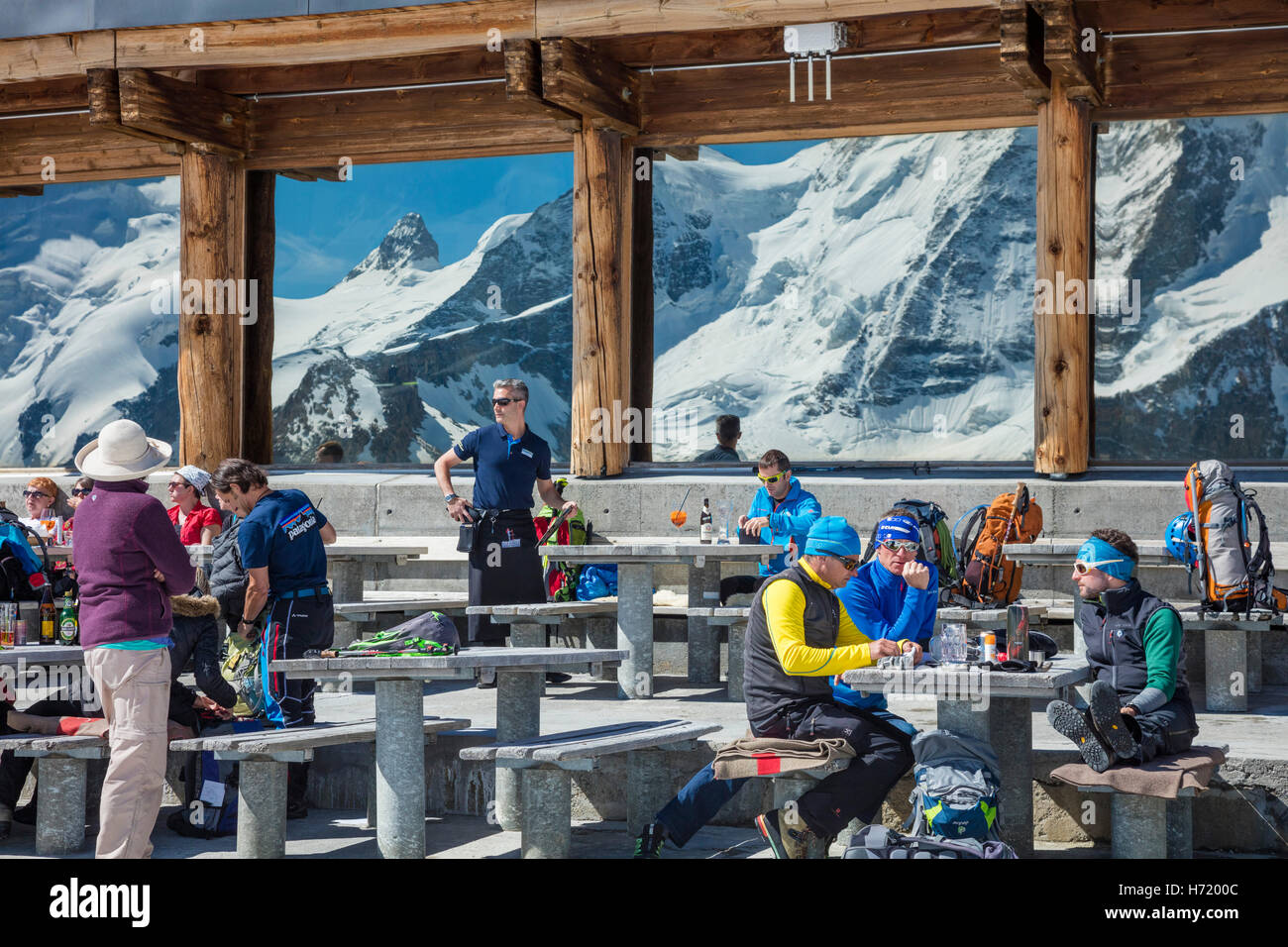 Diners and mountain refections in Berghaus Diavolezza, near St Moritz. Berniner Alps, Graubunden, Switzerland. Stock Photo
