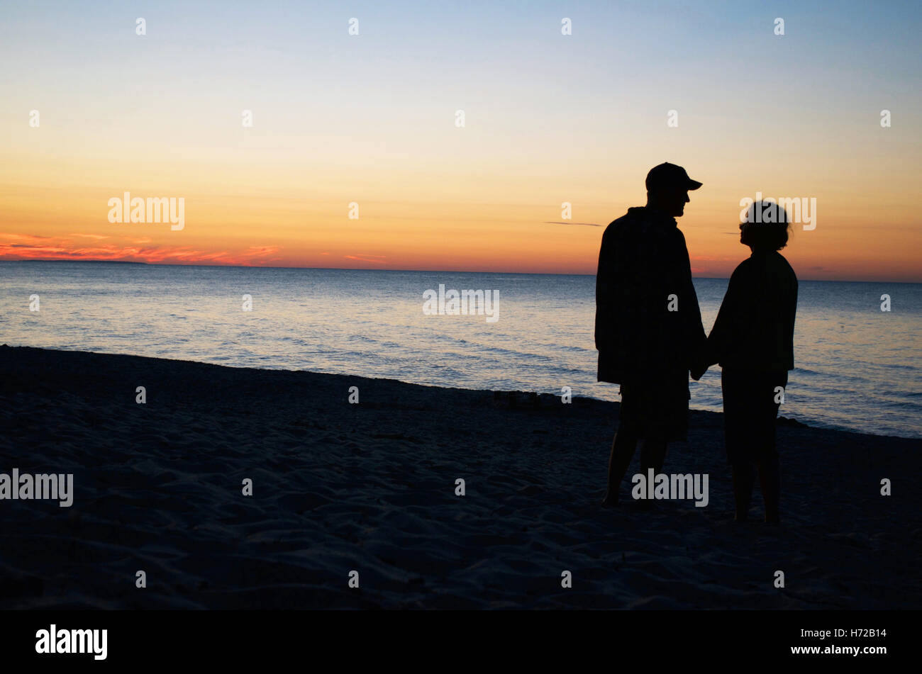 Couple holding hands beach hi-res stock photography and images - Alamy