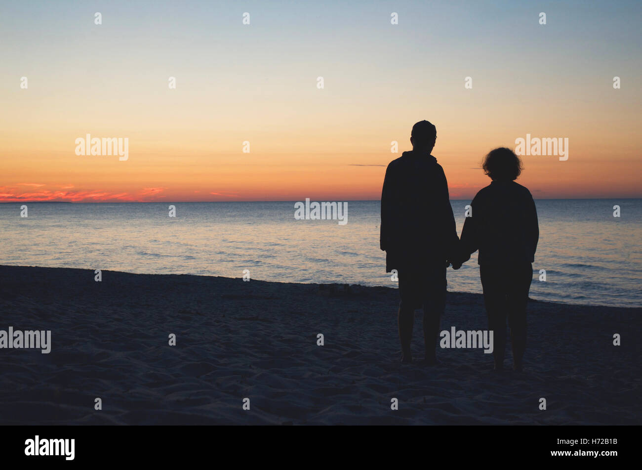 Couple holding hands beach hi-res stock photography and images - Alamy