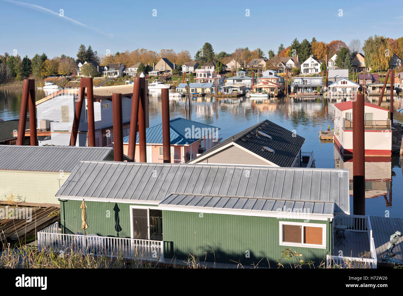 Floating homes and docked boats in Portland Oregon Stock Photo Alamy