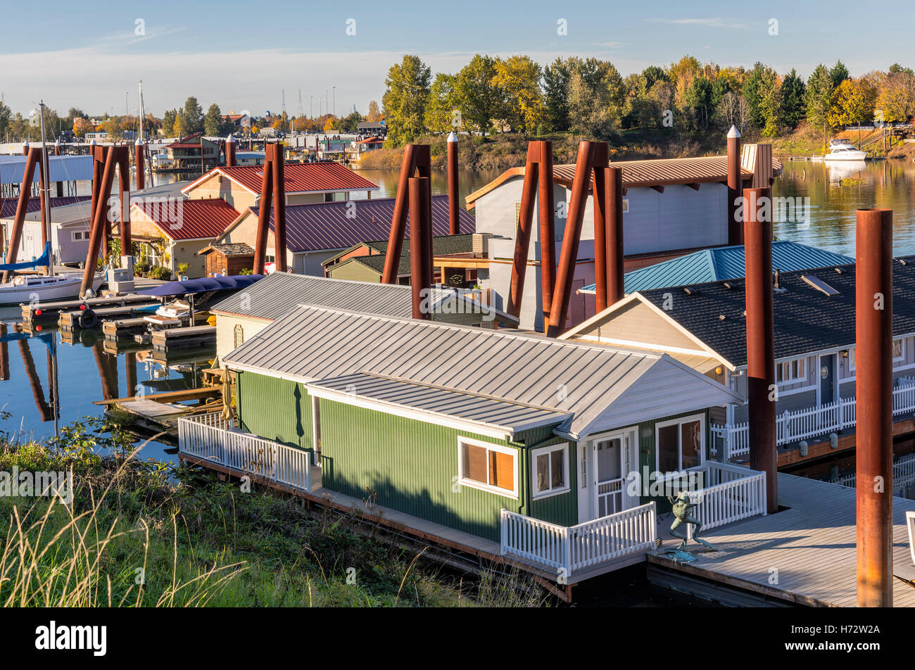 Floating homes and docked boats in Portland Oregon Stock Photo Alamy