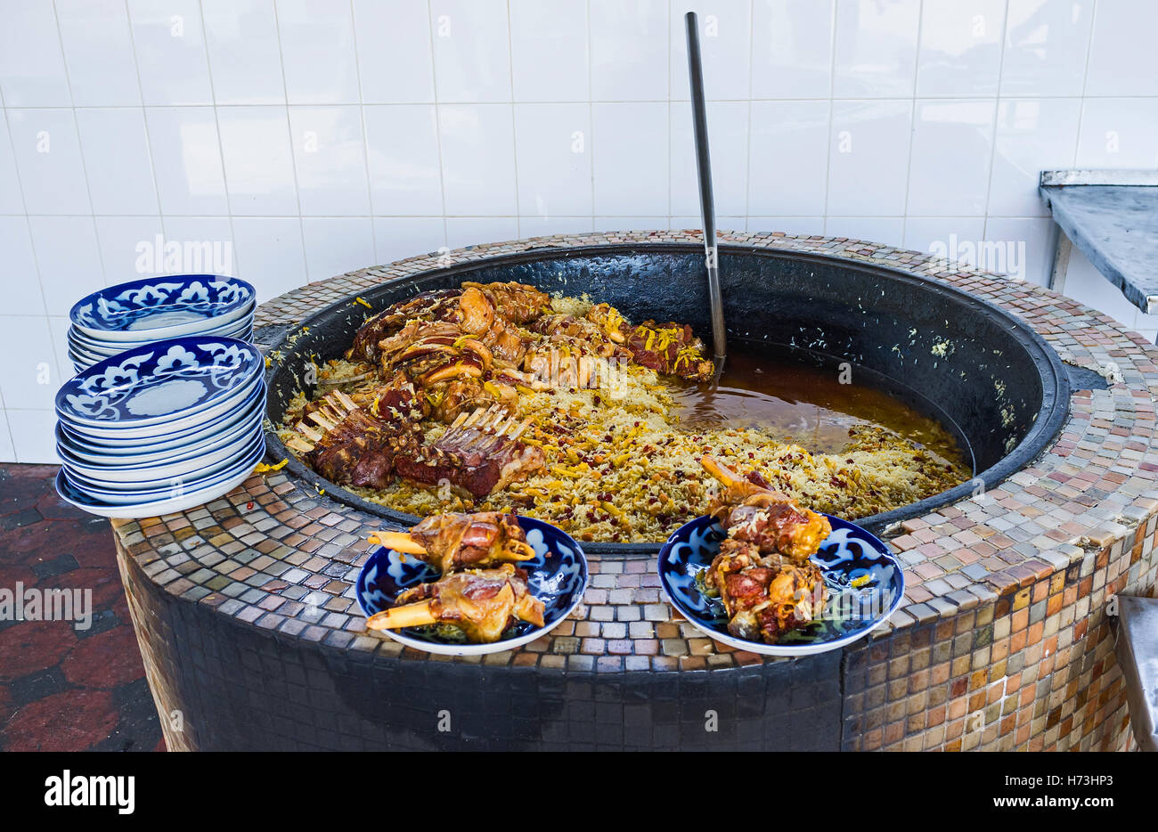 Helavisa lezbiyen Qiz haqiqatan ham siyishni xohlaydi.