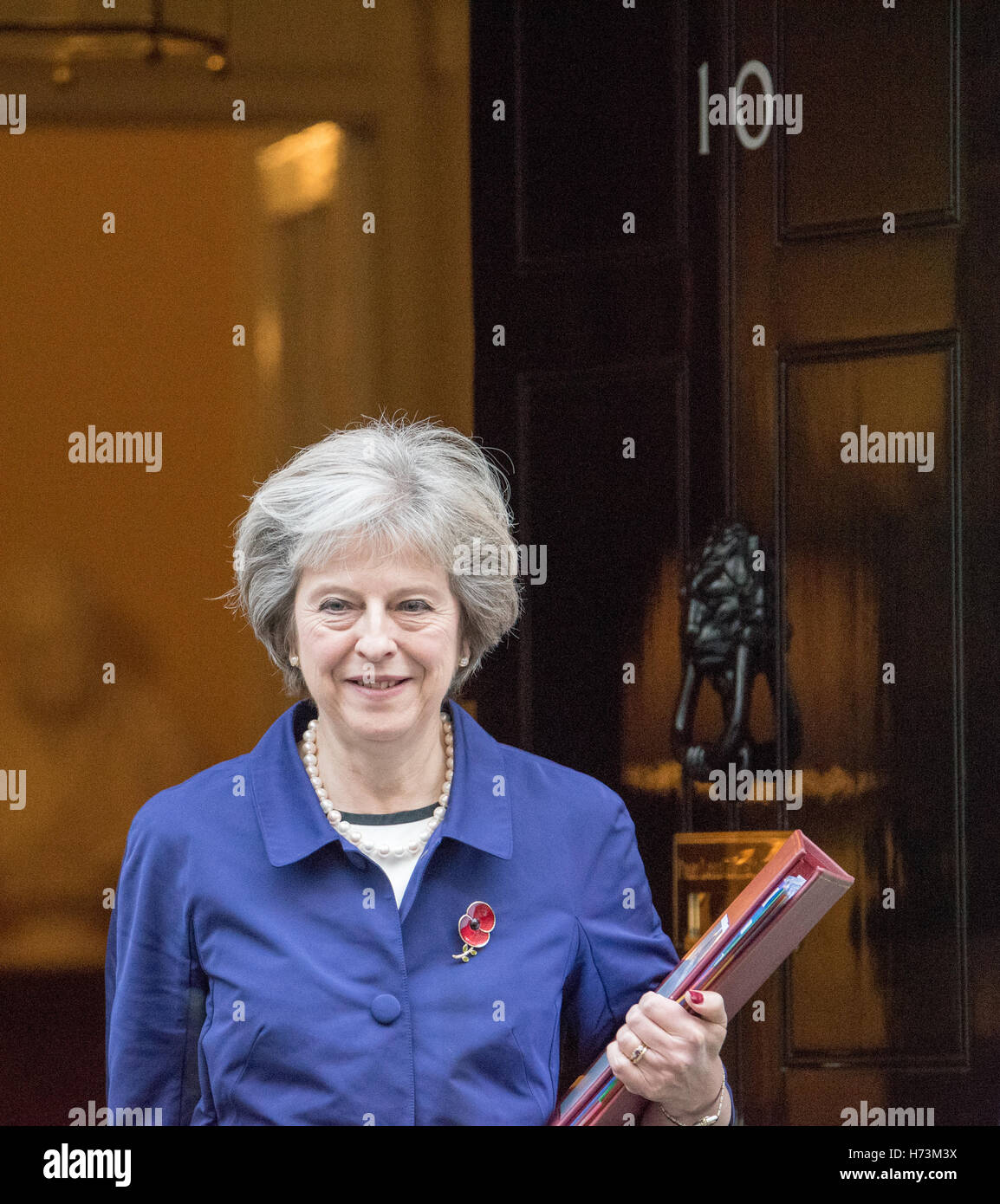 London, UK. 2nd November, 2016. Prime Minister leaves Downing Street Credit:  Ian Davidson/Alamy Live News Stock Photo
