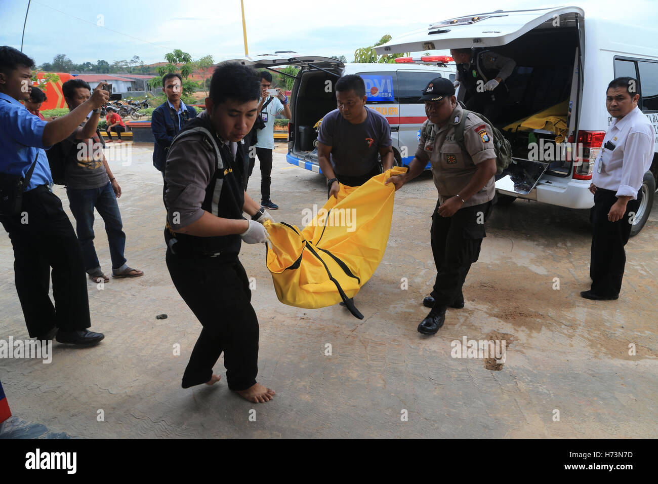 Batam, Indonesia. 2nd Nov, 2016. Indonesian rescuers evacuate a victim's body of a sinking boat at Mata Ikan Bay in Batam, Indonesia, Nov. 2, 2016. A speedboat carrying 93 workers capsized off Indonesia's west Batam Island early Wednesday, leaving at least 20 dead and 34 others missing. Credit:  Tanaya Raras/Xinhua/Alamy Live News Stock Photo