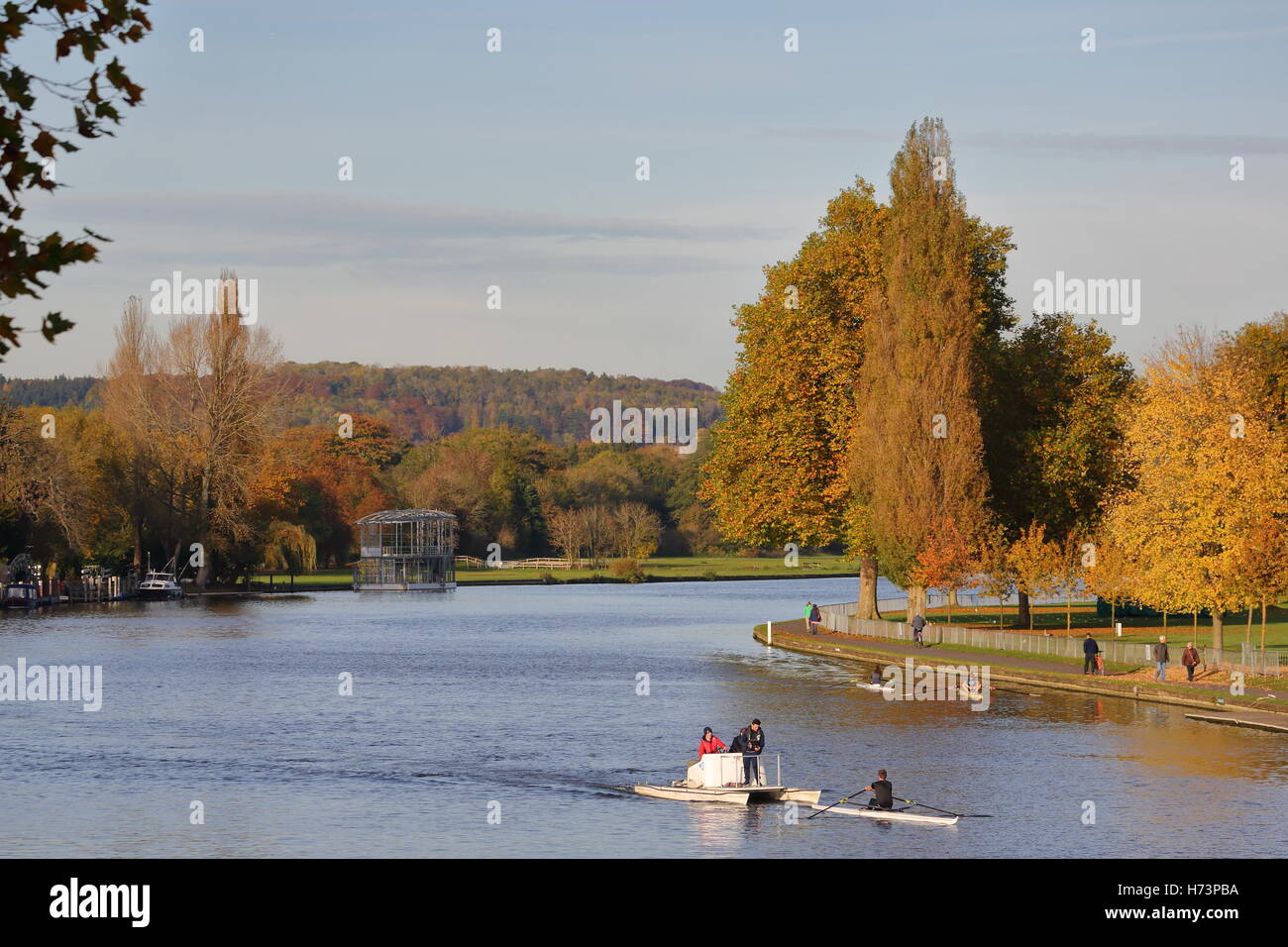 Henley-on-Thames, UK. 2nd November 2016. Henley locals and visitors enjoyed a lovely autumn afternoon by the Thames. Credit:  Uwe Deffner/Alamy Live News Stock Photo