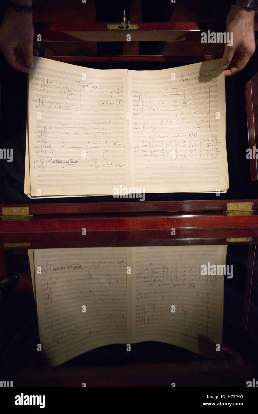 Hamburg, Germany. 2nd Nov, 2016. The music sheet shows the beginning of the choral of the fifth set of the second symphony of the original score 'Resurrection Symphony' by Gustav Mahler (1860-1911) at a press visitation in Hamburg, Germany, 2 November 2016. The manuscript will be auctioned at Sotheby's in London. The estimated price lies at 3, 5 Million pounds (3, 87 Million Euros). Photo: Christian Charisius/dpa/Alamy Live News Stock Photo