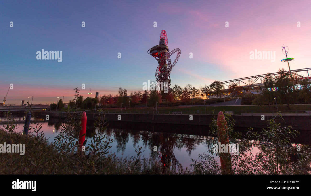 London, UK. 2nd Nov, 2016. Beautiful autumn evening in the Olympic Park, London, UK. Copyright Credit:  carol moir/Alamy Live News Stock Photo