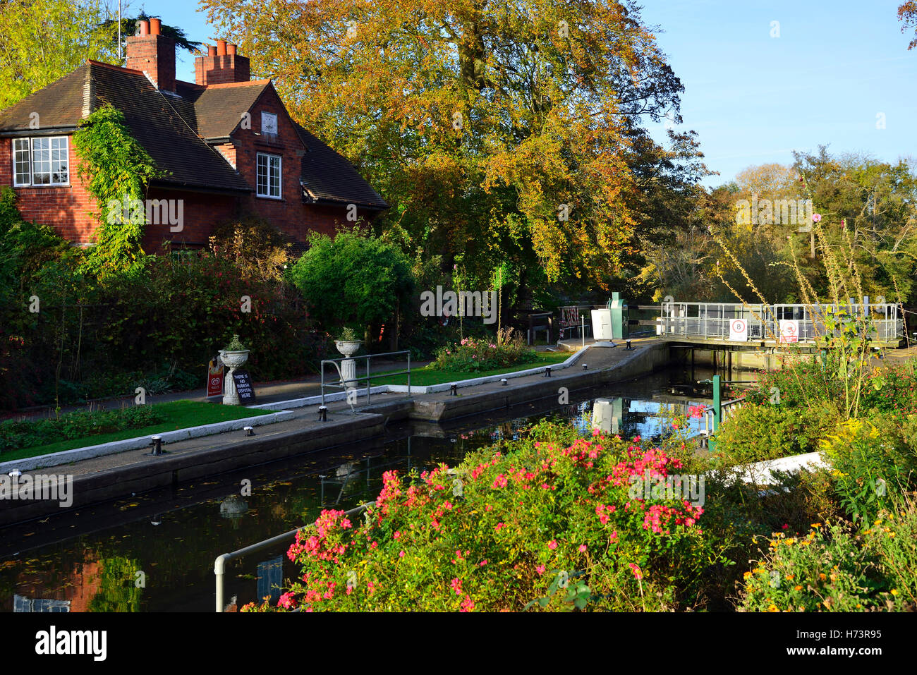 Sonning on Thames, Berkshire, UK. 2nd November, 2016. Autumn in its full glory on the River Thames at  Sonning Lock, Berkshire, UK Credit: Wendy Johnson/Alamy Live News Stock Photo