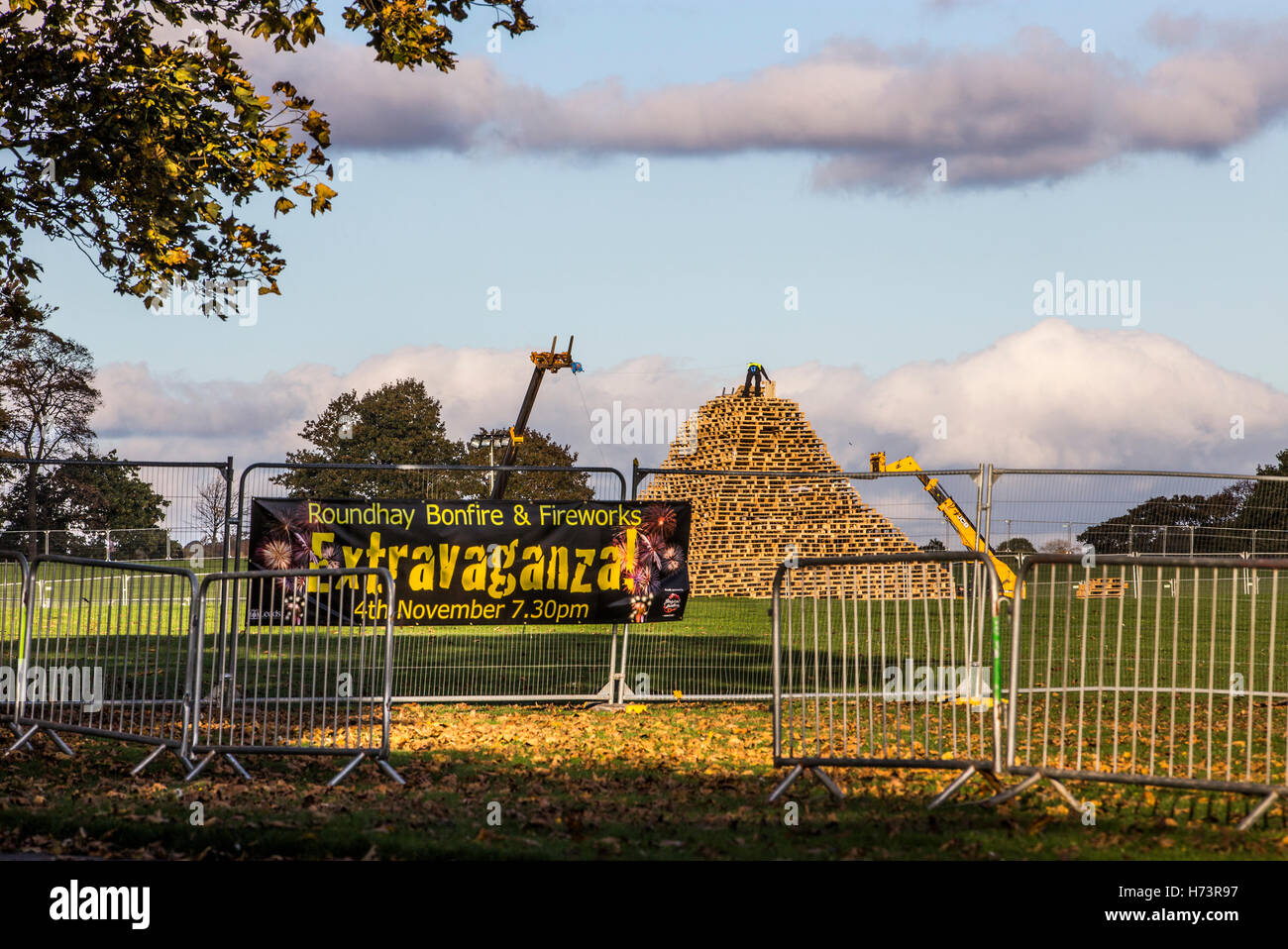 Workers building huge bonfire at Roundhay Park in Leeds.  1 November 2016 © James Copeland/Alamy Live News Stock Photo