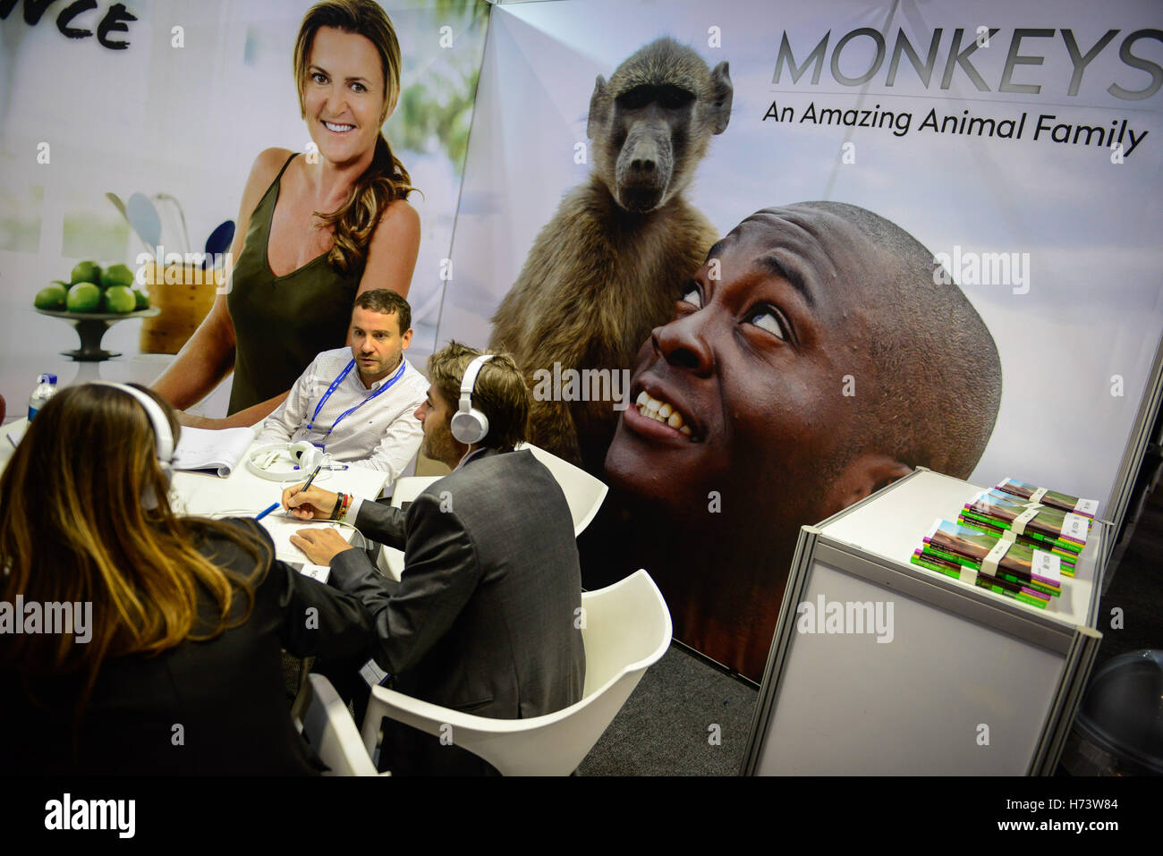 (161102) JOHANNESBURG, Nov. 2, 2016 (Xinhua) An exhibitor (back