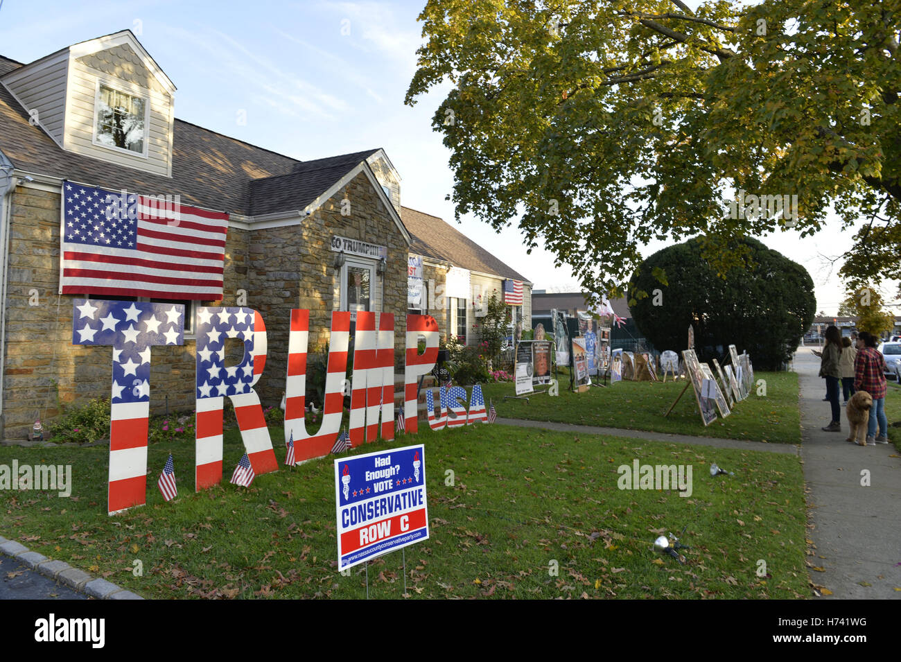 Front yard political signs hi-res stock photography and images - Alamy