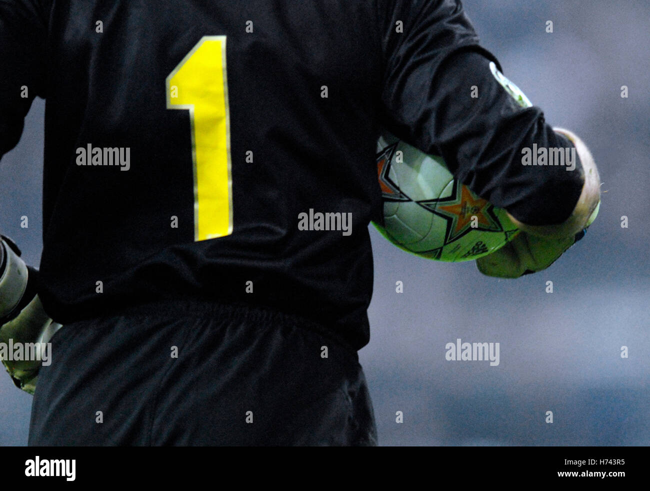 Goalkeeper Victor Valdes with the number 1 and football, Champions League, season 2007/2008, quarter-final first leg Stock Photo