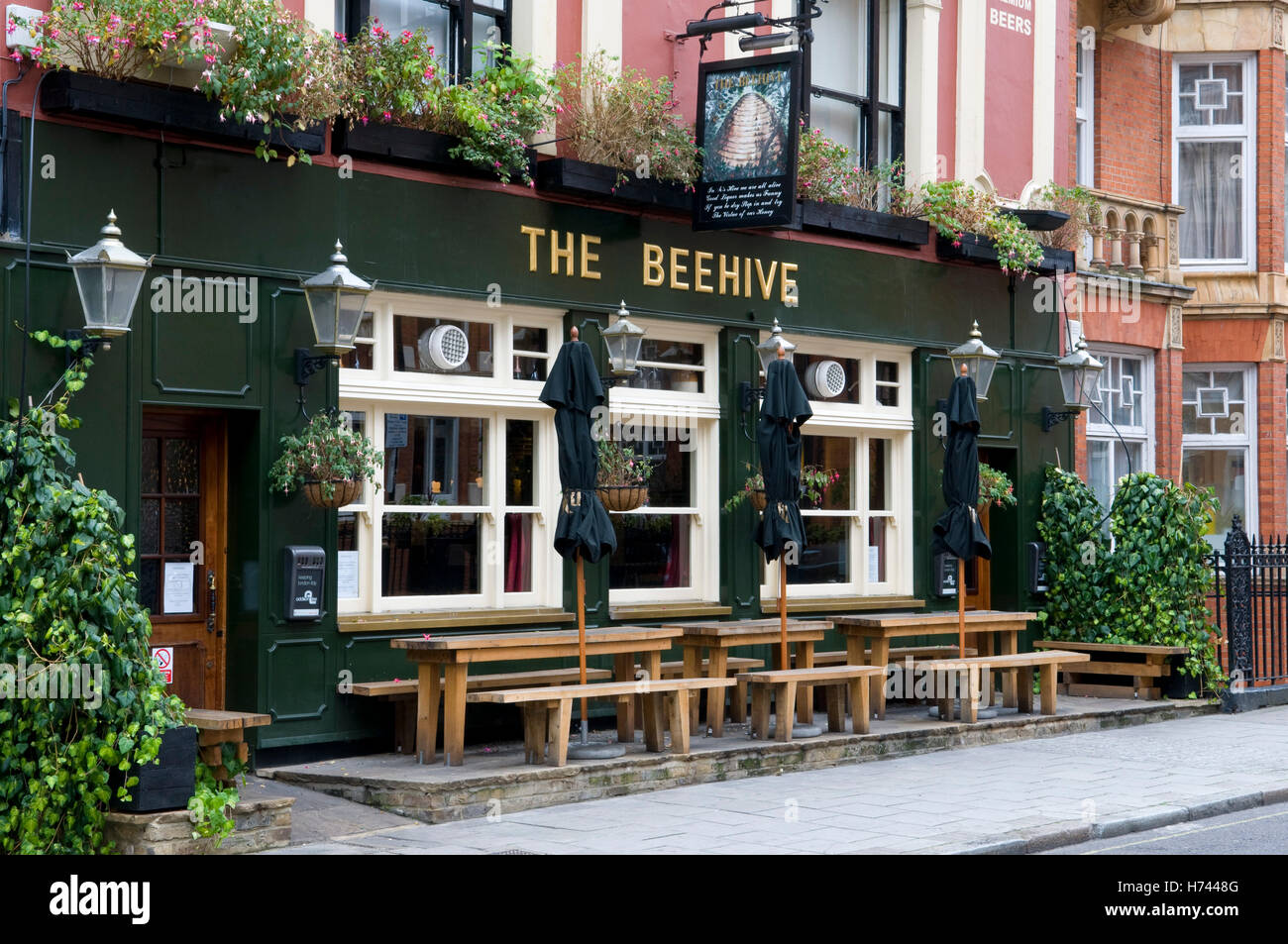Pub, The Beehive, London, England, United Kingdom, Europe Stock Photo