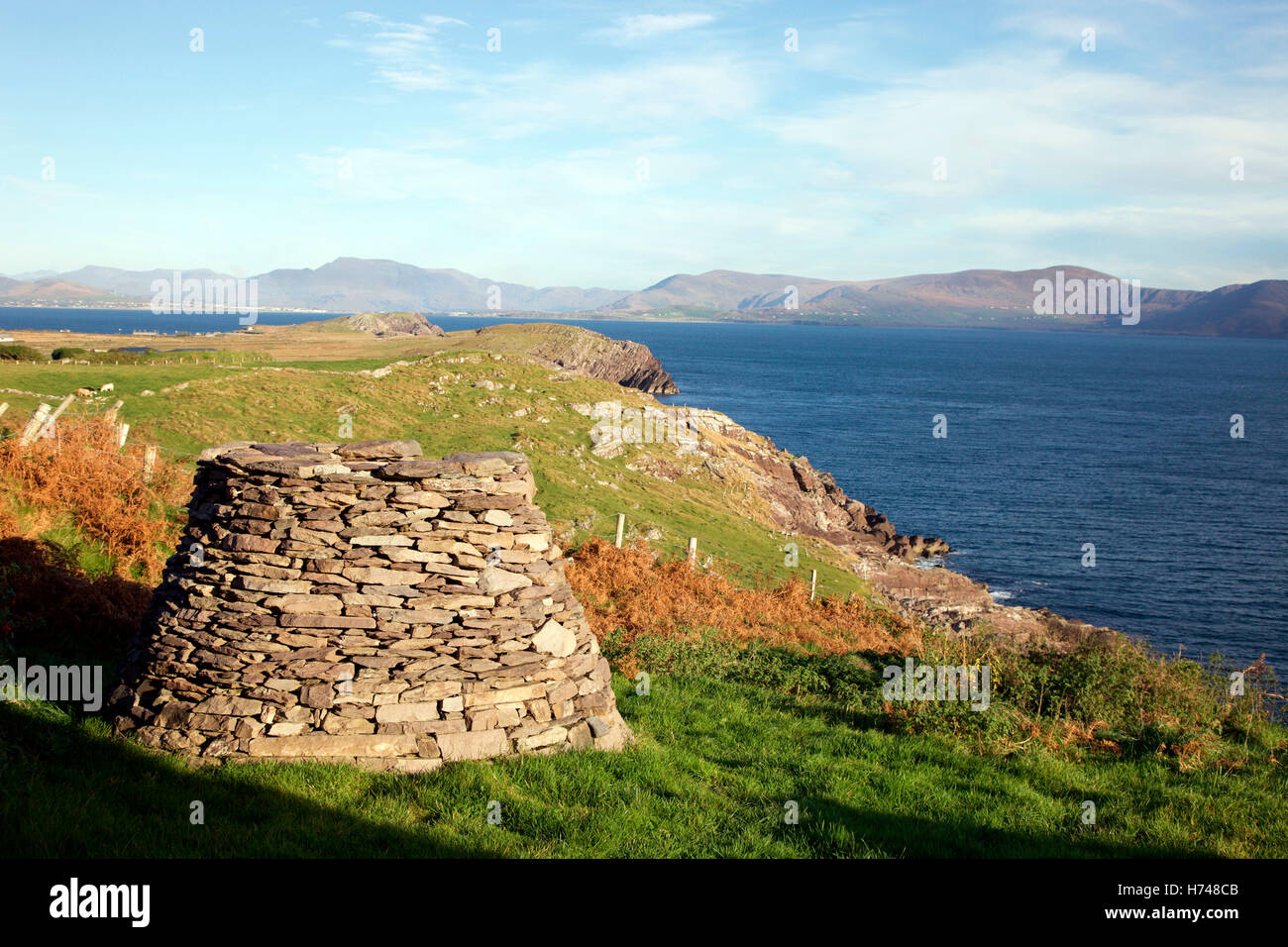 Drystone shelter in Cill Rialaig, overlooking the Atlantic Ocean, County Kerry Stock Photo