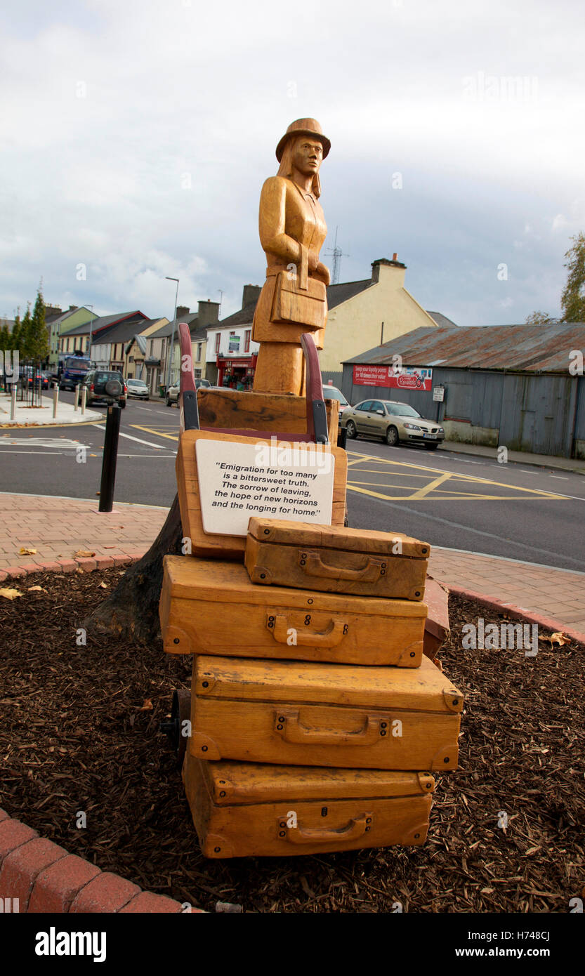 Timber sculpture commemorating emigration in Stillorgan, Co. Kerry Stock Photo