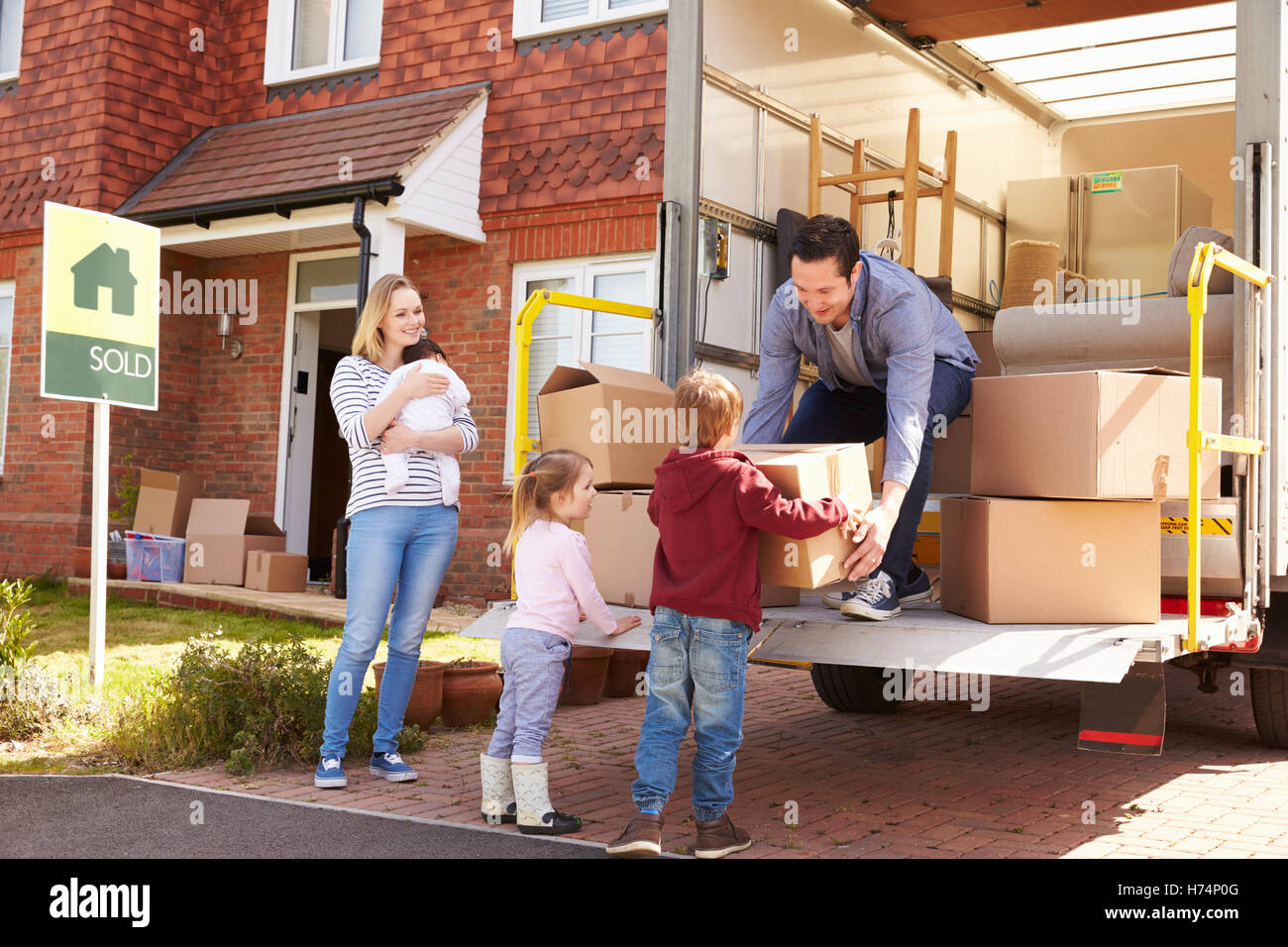 Baby carrying moving boxes hi-res stock photography and images - Alamy