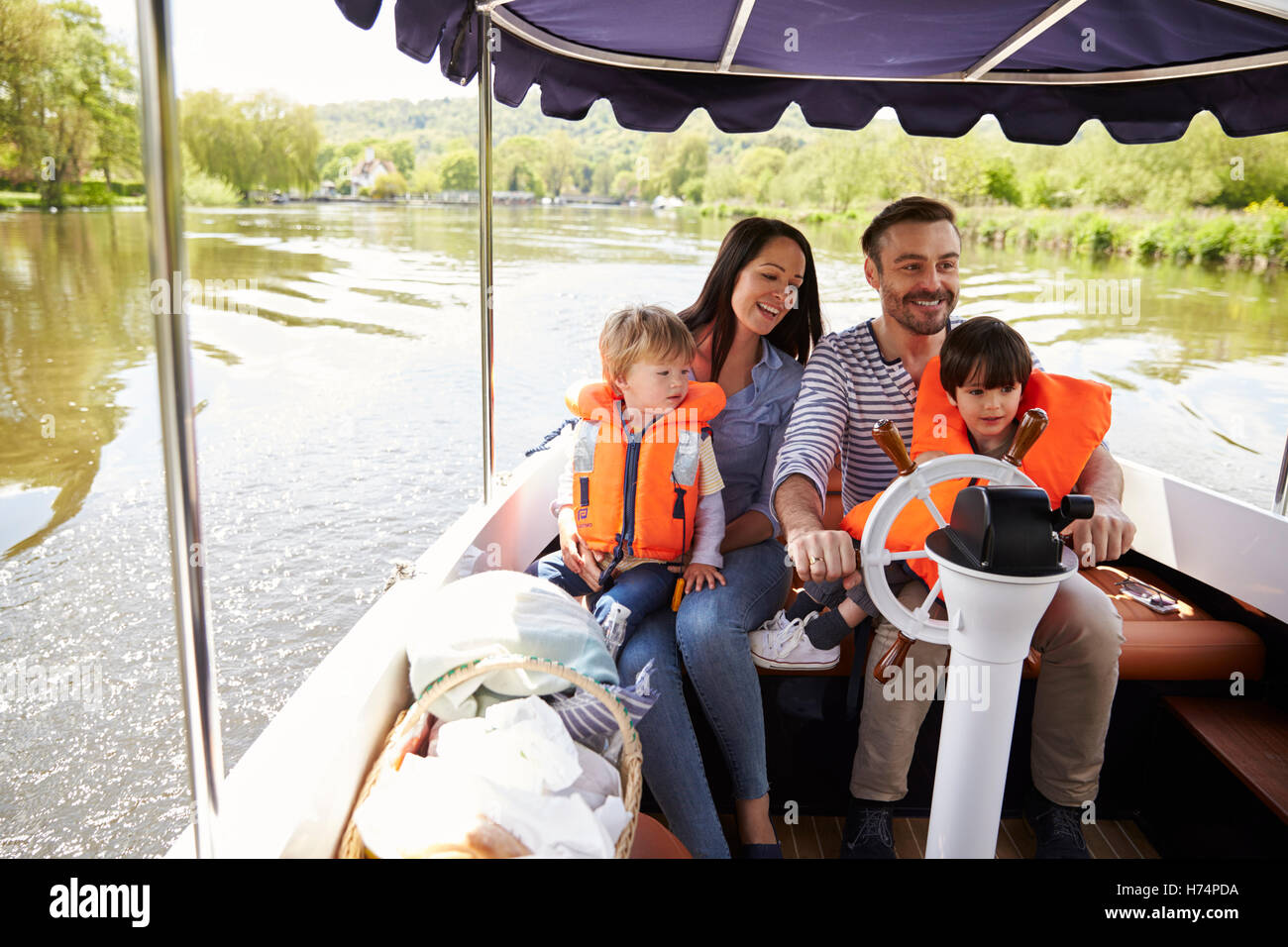 Motor boat family hi-res stock photography and images - Alamy