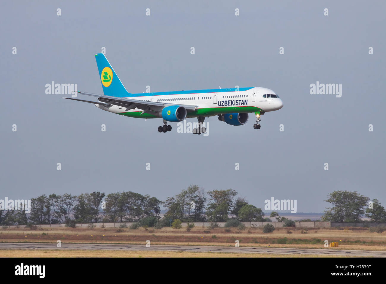 Simferopol, Ukraine - September 13, 2010: Uzbekistan Airways Boeing 757 landing on the runway in the airport Stock Photo