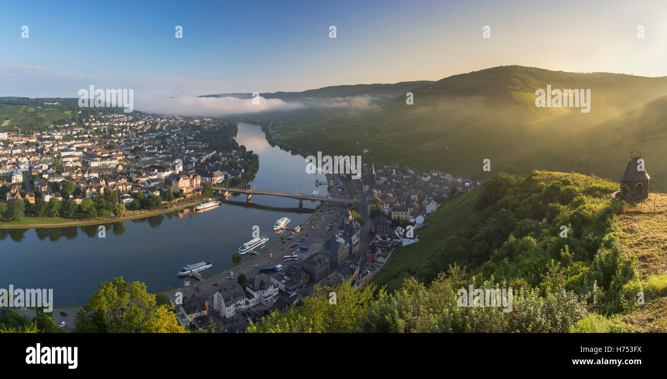River Moselle and Bernkastel-Kues at dawn, Rhineland-Palatinate, Germany Stock Photo