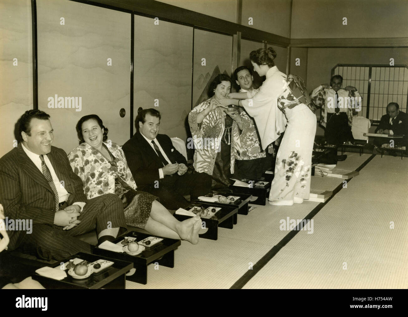 Tourists at tea ceremony, Japan Stock Photo Alamy