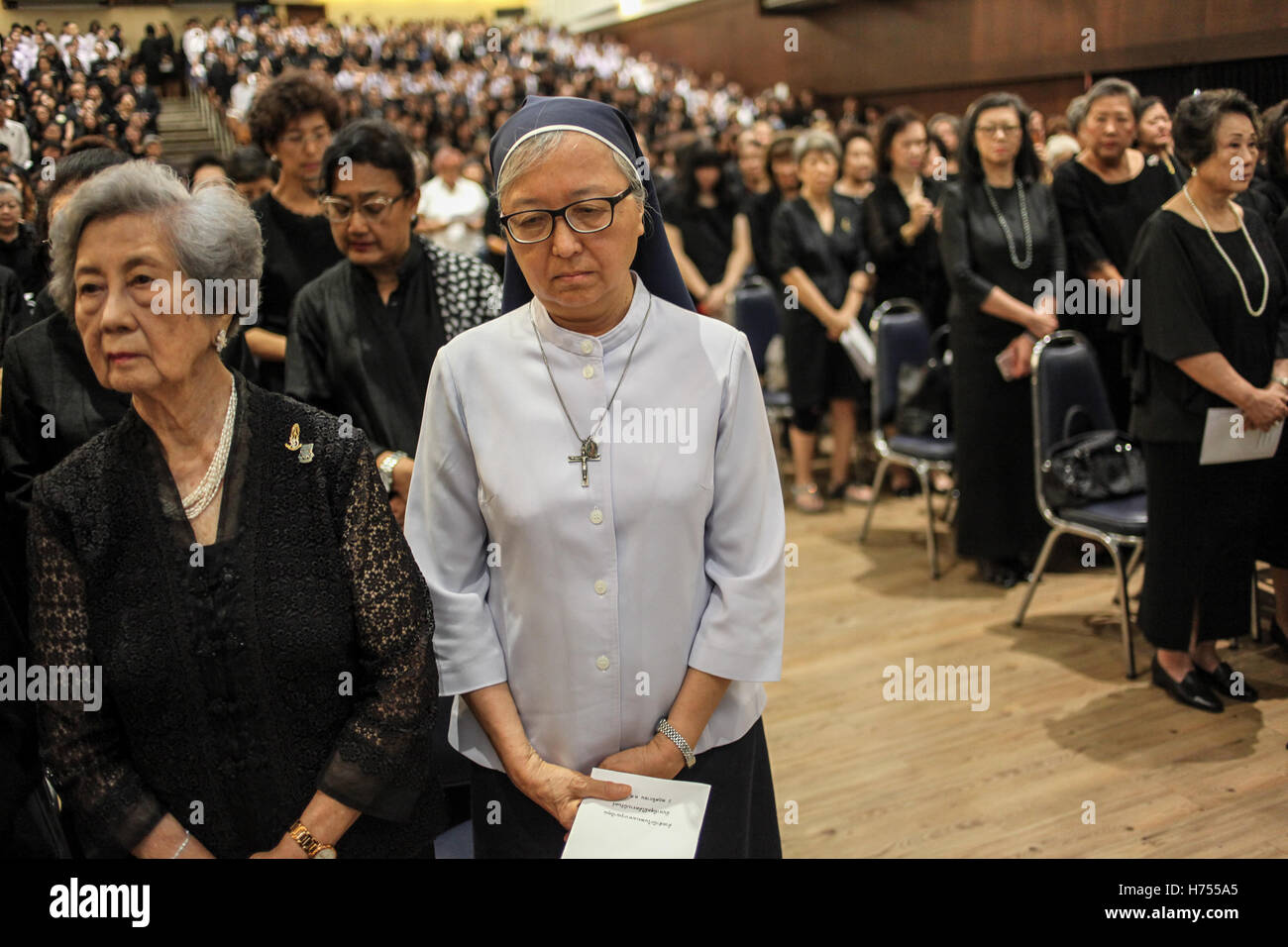 Bangkok, Thailand. 02nd Nov, 2016. Teacher and Alumni Association attend Mass to sing and pray to Thailand's late King Bhumibol Adulyadej at Materdei school. Credit:  Panupong Changchai/Pacific Press/Alamy Live News Stock Photo