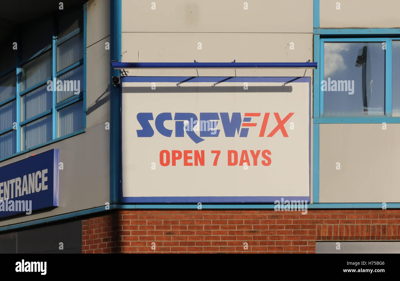 Screwfix store sign hires stock photography and images Alamy