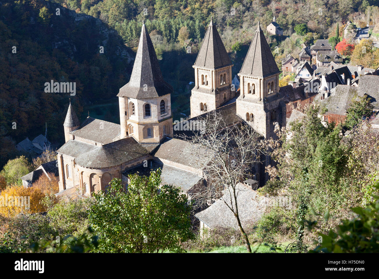 A high-angle shot on the village of Conques (France) by an Autumnal morning. Contre-plongée sur Conques par un matin d'Automne. Stock Photo