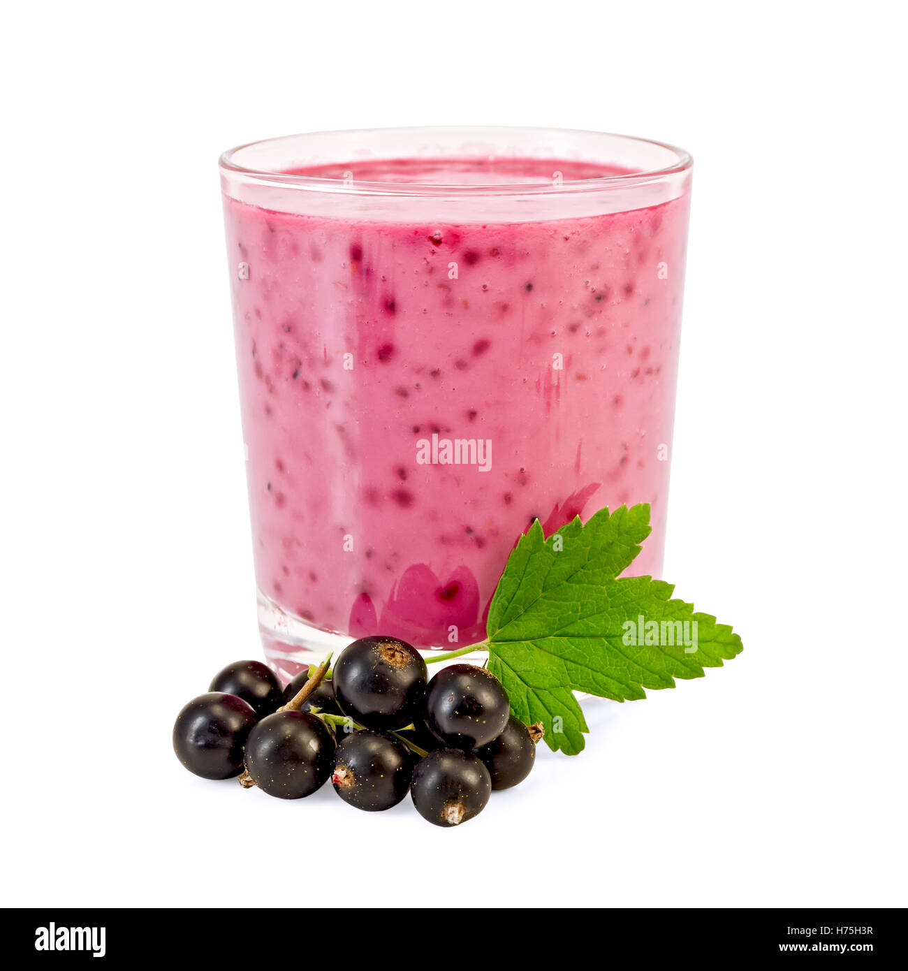 чернично банановый смузи. ягодный милкшейк. молоко со смородиной. смородиной смузи на светлом фоне. молочный напиток.