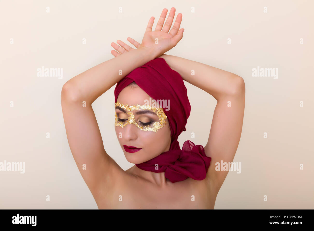Woman with gold floral face paint photo – Free Iranian Image on Unsplash