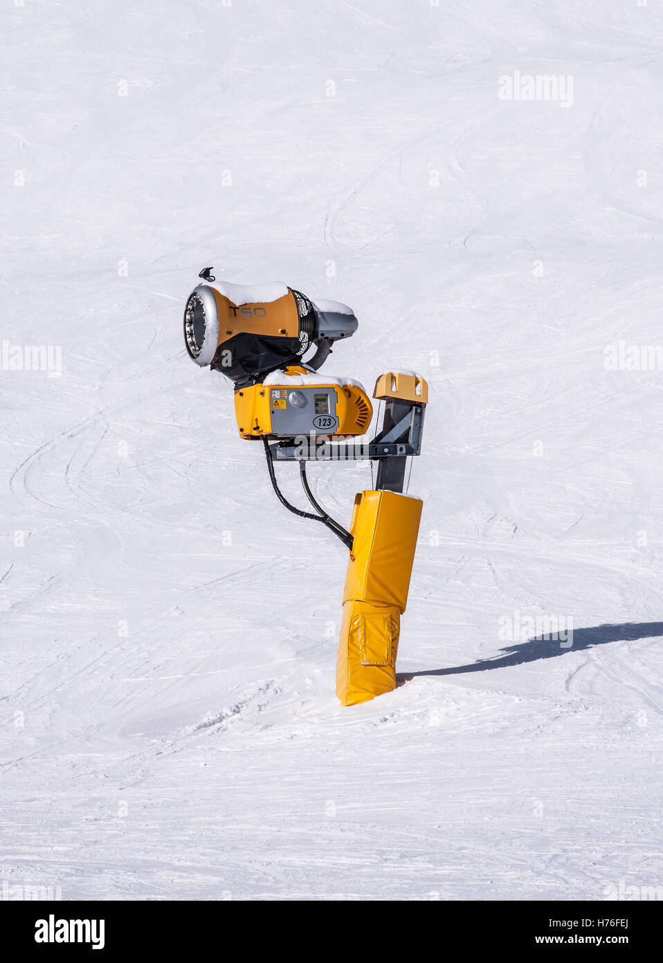 https://c8.alamy.com/comp/H76FEJ/snow-making-machine-called-also-snow-cannon-or-snow-gun-in-austrian-H76FEJ.jpg