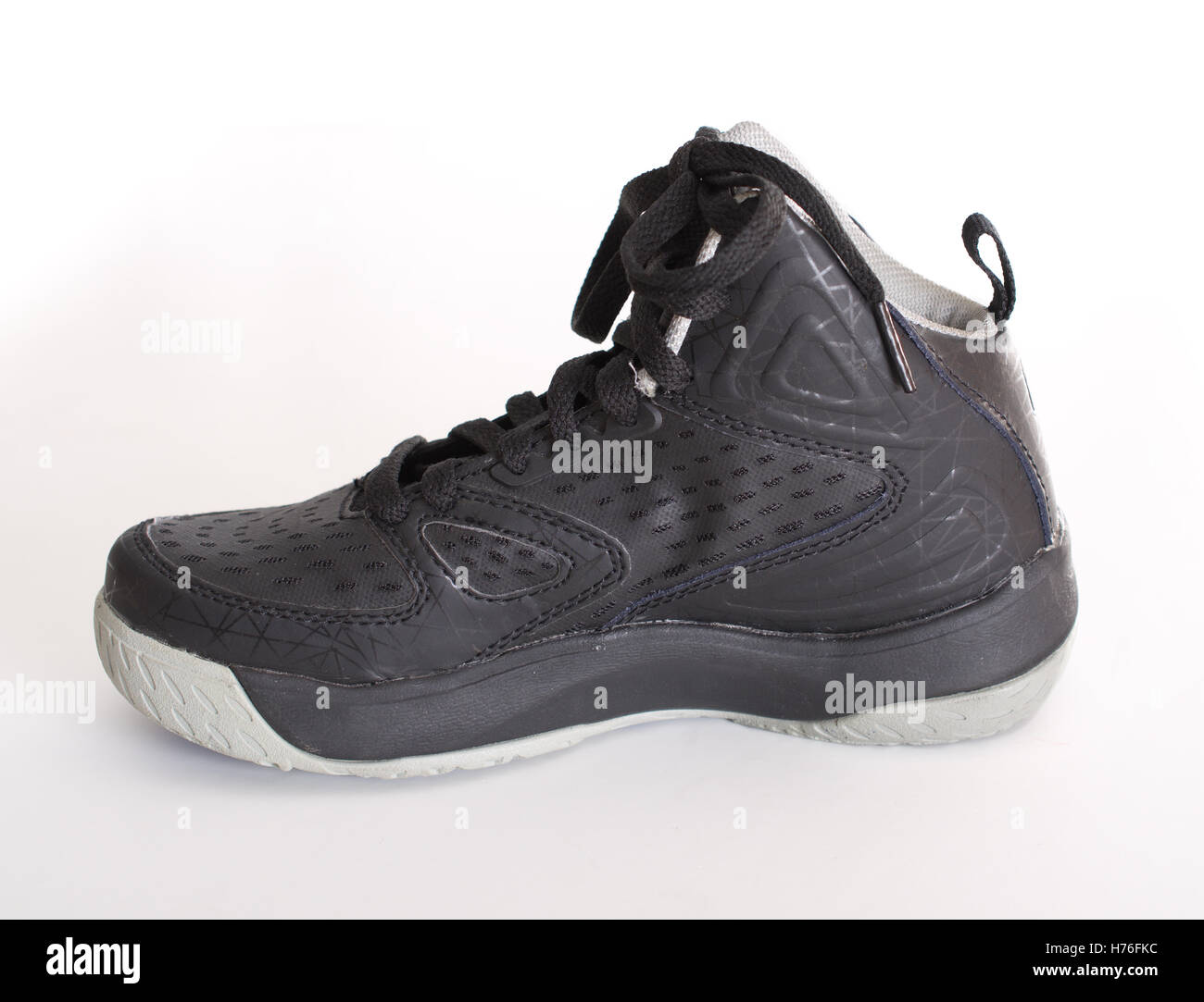 kids black basketball shoes