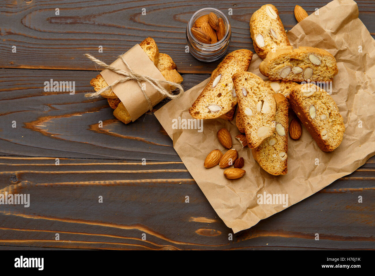 Бискотти кантуччи. Рецепт кантучини с миндалем. Итальянское печенье кантучини. Печенье бискотти и кантуччи. Итальянское печенье кантучини.