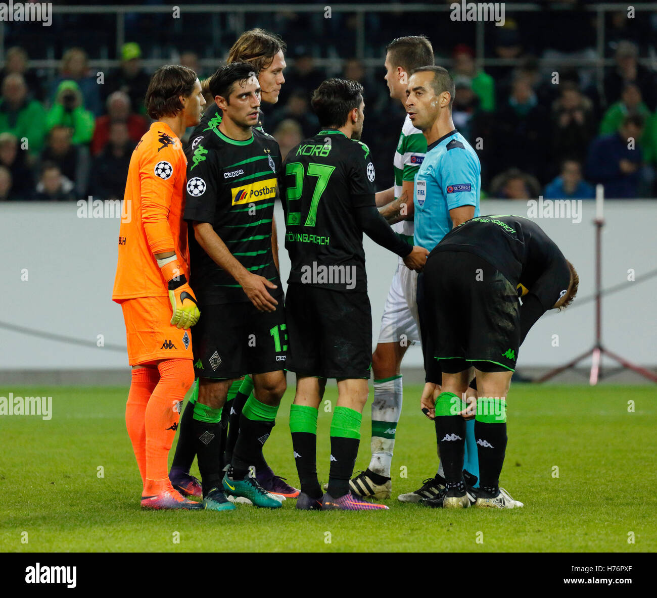 sports, football, UEFA Champions League, 2016/2017, Group Stage, Group C, Matchday 4, Borussia Moenchengladbach versus Celtic FC Glasgow 1:1, Stadium Borussia Park, Gladbach players discuss sending-off to Julian Korb (MG) 27 and the foul penalty with referee Manuel De Sousa from Portugal (right), f.l.t.r. keeper Yann Sommer (MG), team captain Lars Stindl (MG), Jannik Vestergaard (MG) Stock Photo