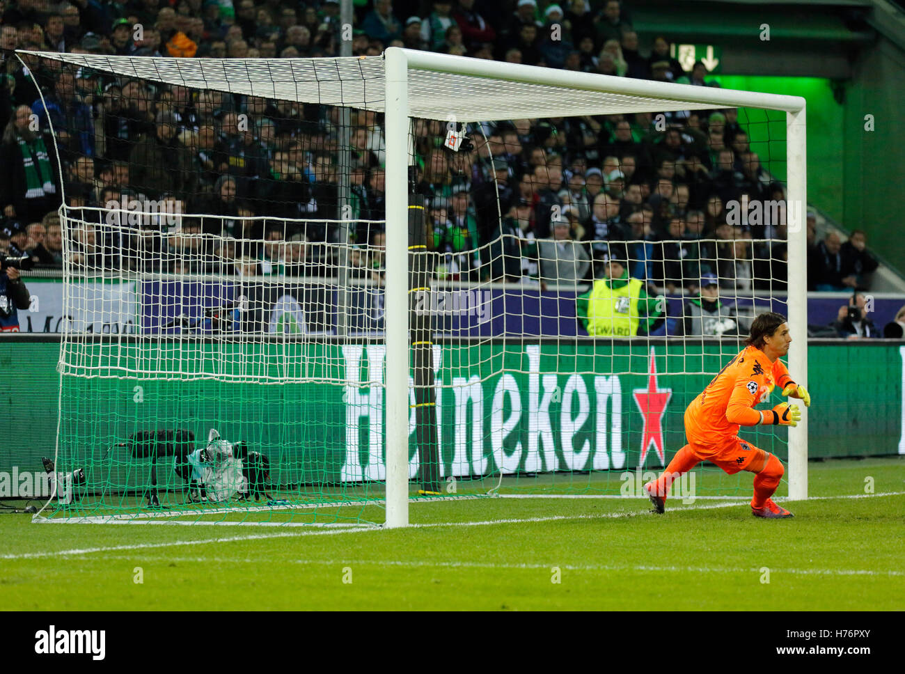 sports, football, UEFA Champions League, 2016/2017, Group Stage, Group C, Matchday 4, Borussia Moenchengladbach versus Celtic FC Glasgow 1:1, Stadium Borussia Park, Moussa Dembele (Celtic) not pictured was fouled in the box, he himself converts the penalty kick to the Celtic 1:1 equalizer, keeper Yann Sommer (MG) is chanceless Stock Photo
