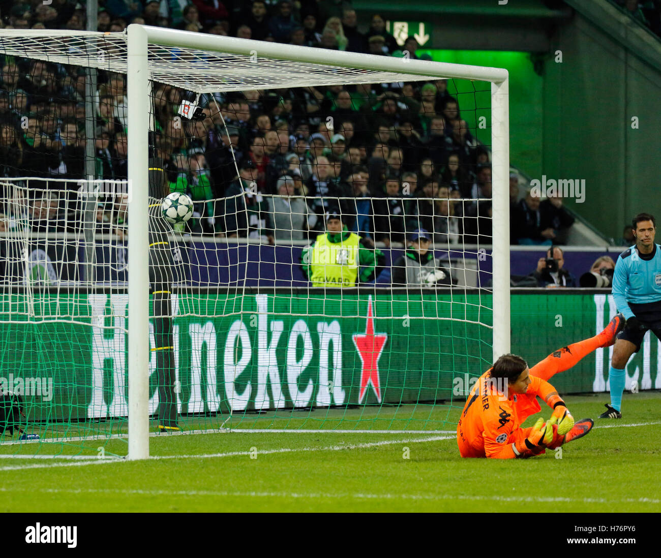 sports, football, UEFA Champions League, 2016/2017, Group Stage, Group C, Matchday 4, Borussia Moenchengladbach versus Celtic FC Glasgow 1:1, Stadium Borussia Park, Moussa Dembele (Celtic) not pictured was fouled in the box, he himself converts the penalty kick to the Celtic 1:1 equalizer, keeper Yann Sommer (MG) is chanceless Stock Photo